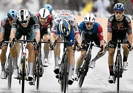 Milan, a la izquierda, se impuso bajo la lluvia en un reducido sprint a Meeus.