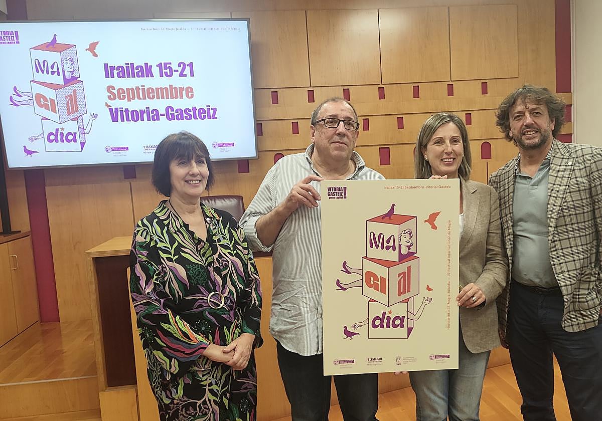 Clara Navas, directora de Turismo de Gobierno Vasco, José Ángel Suarez, organizador de Magialdia y Sonia Díaz de Corcuera, concejala de Cultura y Educación en el acto de presentación