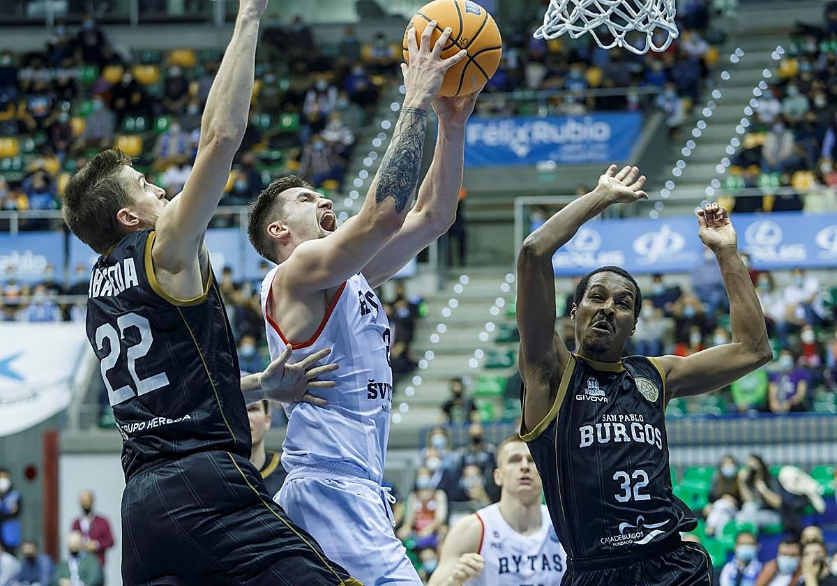 Normantas penetra a canasta en un partido en un partido entre el Rytas Vilnius y el Burgos.
