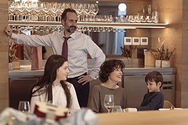 Parte del elenco en un momento del rodaje de 'Los domingos'.