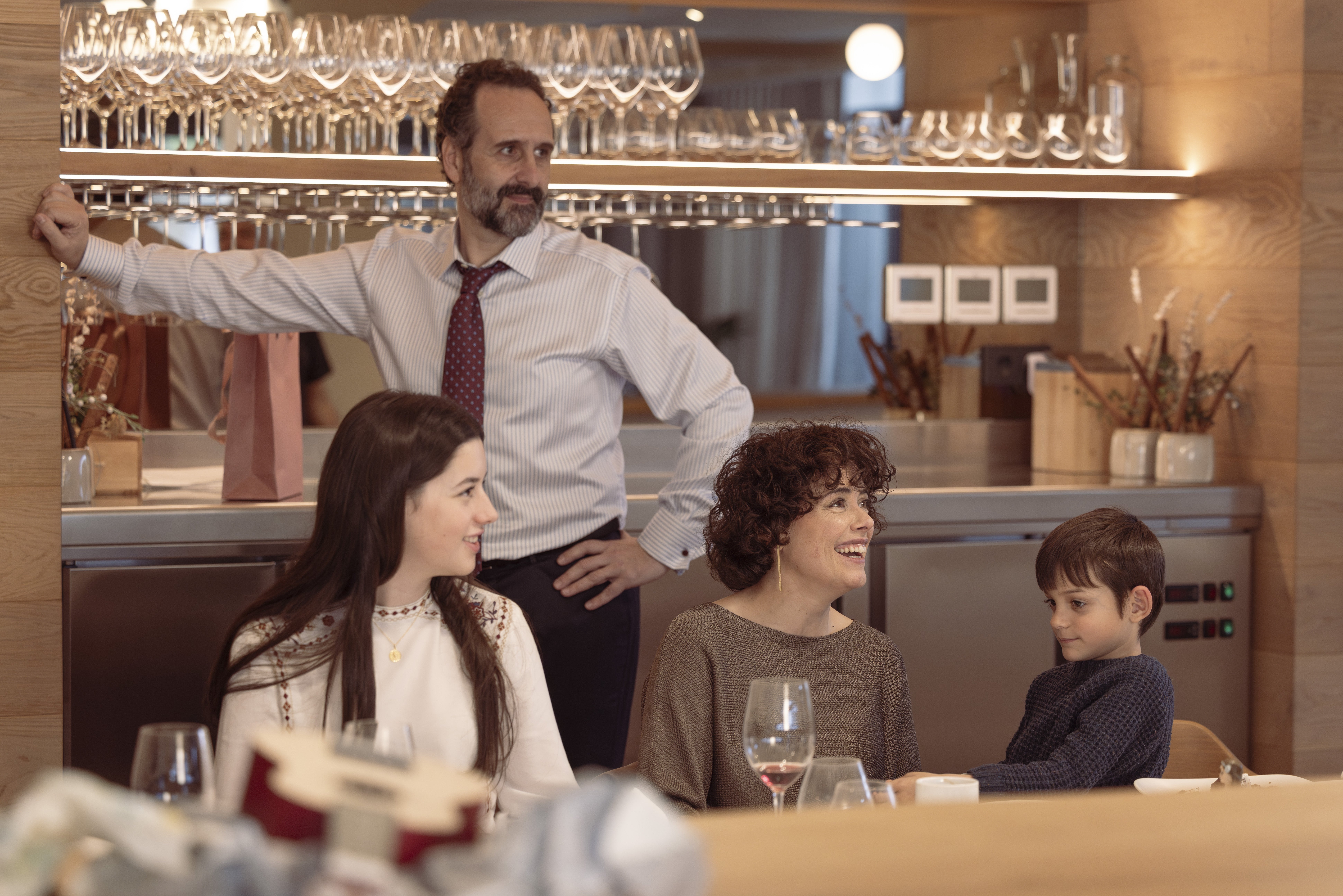 Parte del elenco en un momento del rodaje de 'Los domingos'.