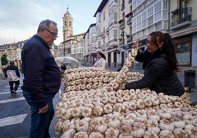 Los primeros compradores de ajos ya se han acercado a la Cuesta de San Francisco