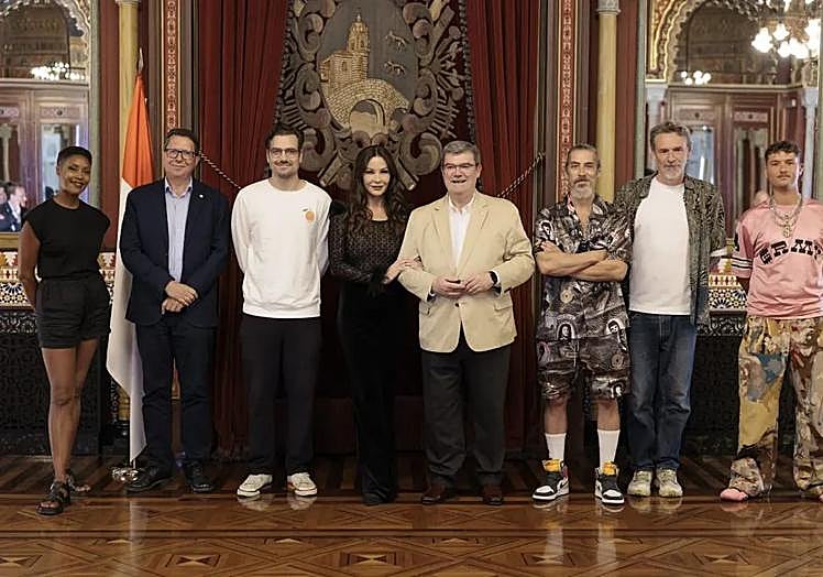 El equipo de la serie, en el Salón Árabe.