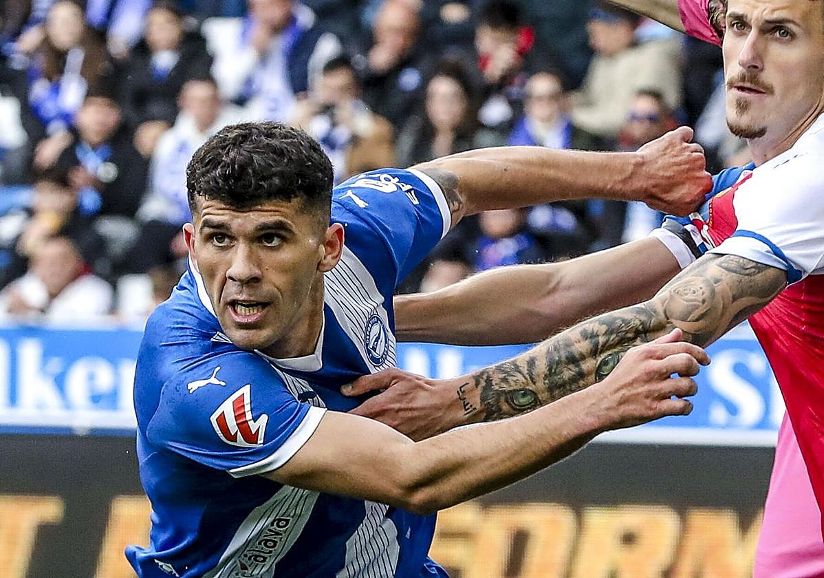 Carles Aleñá trata de zafarse de un defensor durante un encuentro ante el Espanyol.