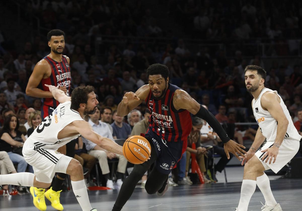Trent Forrest, entre Llull y Campazzo durante un encuentro del Baskonia en el último playoff.