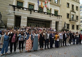 Decenas de alcaldes y concejales se han concentrado este jueves frente al Palacio de Justicia de Bilbao.