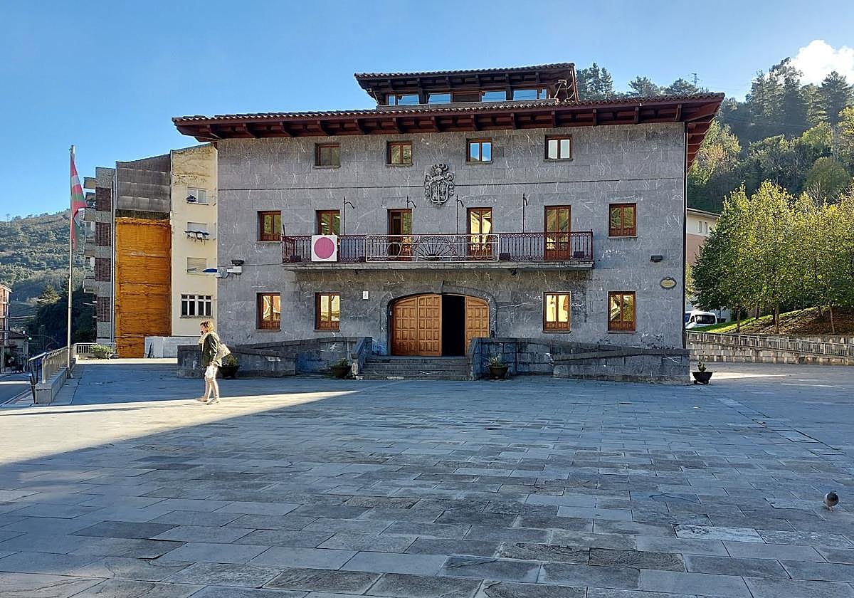 La ayuda foral destinada a obras tras una riada fue utilizada para sufragar una deuda previa.