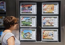 Anuncios de viviendas en una inmobiliaria de Vitoria.