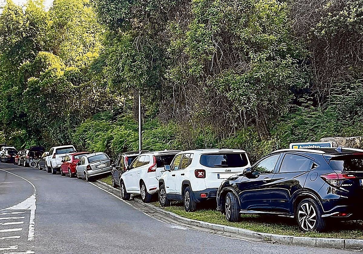 Turismos mal aparcados en Armintza.