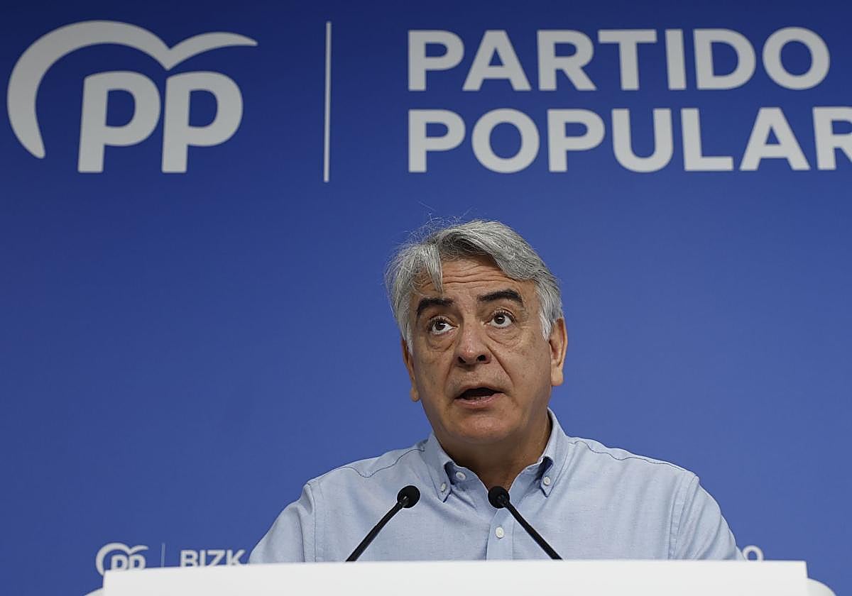 Javier de Andrés, en la rueda de prensa ofrecida este jueves en Bilbao.