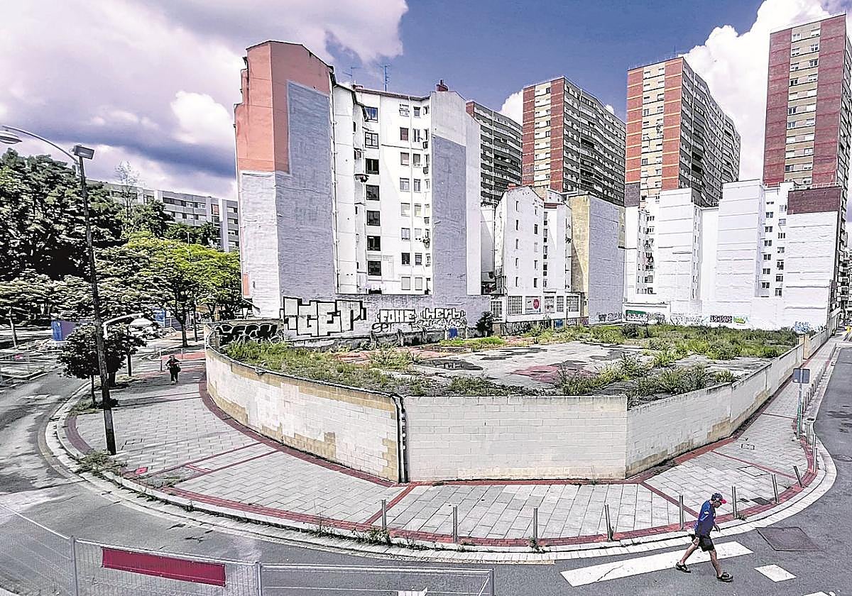 El solar de la vieja escuela de peritos está junto al pabellón de La Casilla y ocupa unos 3.500 metros cuadrados.