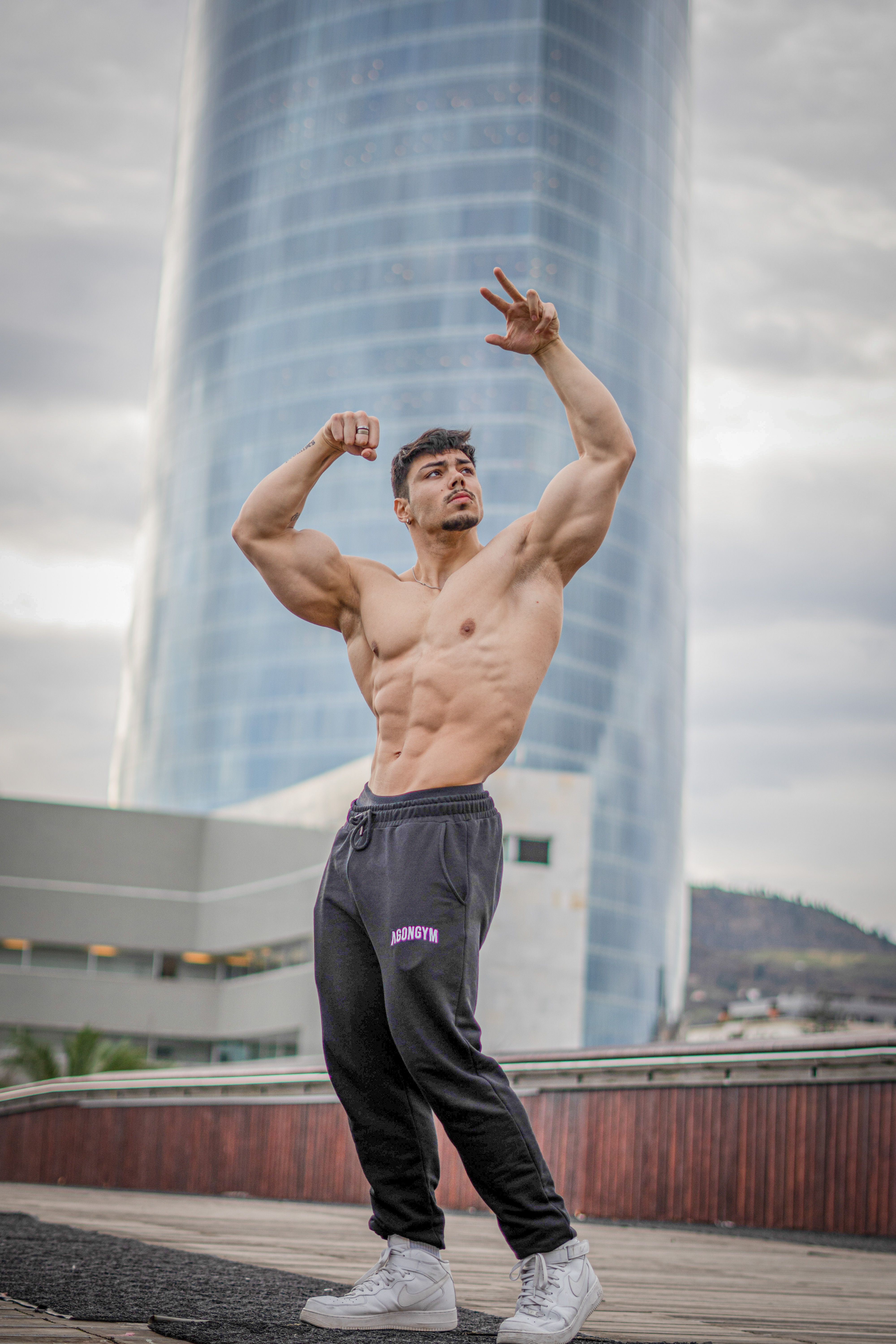 Andoni Fitness posando junto a la torre Iberdrola en Bilbao.