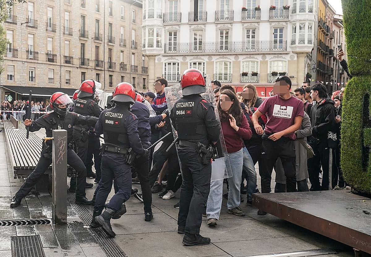 EH Bildu y Elkarrekin se niegan a condenar la «violenta» acampada de GKS en Vitoria