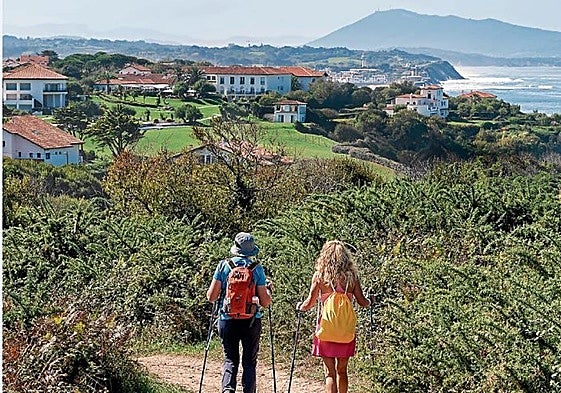 Dos mujeres realizan el camino de la costa a su paso por San Juan de Luz.