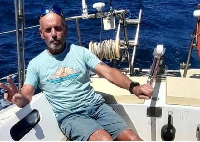 Claude Dastugue guía el 'Azurea' antes de la agresión.