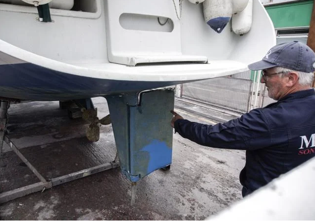 Un técnico indica el timón dañado en el puerto de Getaria.