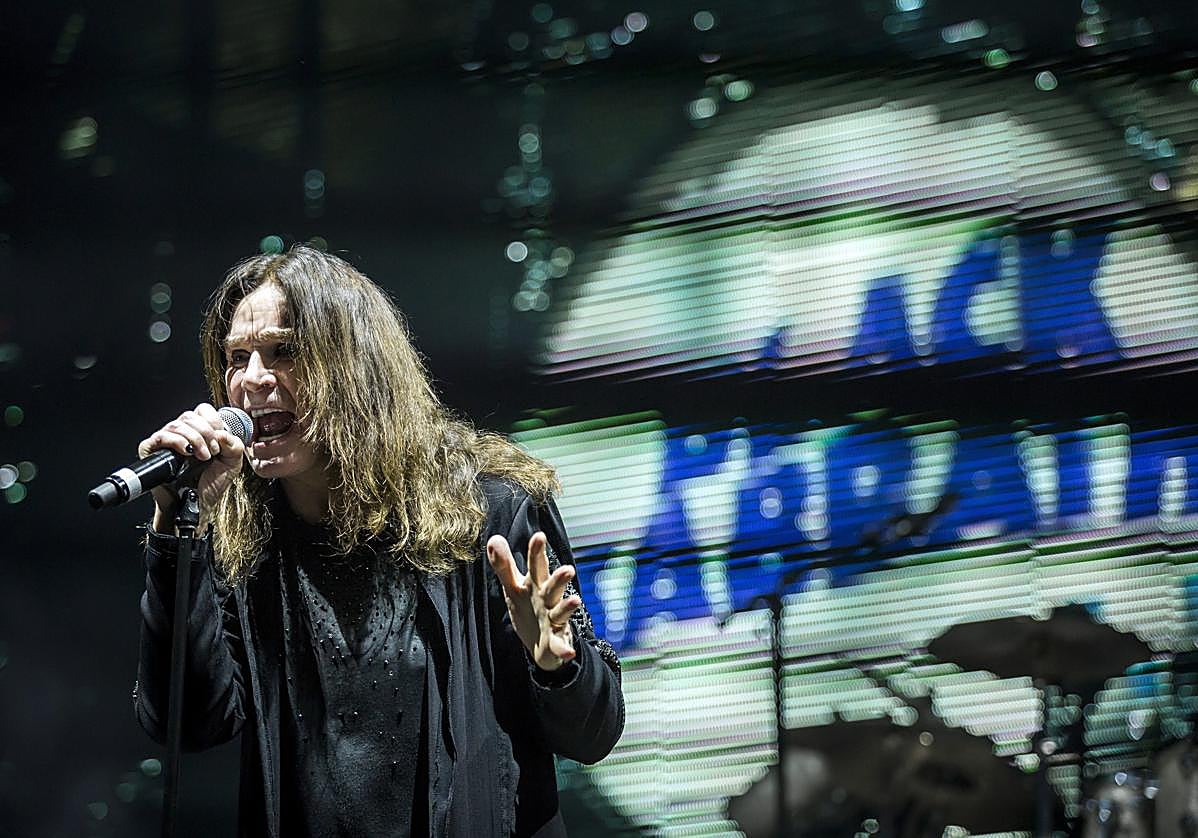 El cantante británico Ozzy Osbourne durante el concierto de Black Sabbath en el Papp Laszlo Budapest Sports Arena en Hungría.