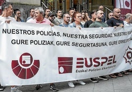 El sindicato Euspel se concentró ayer ante el Palacio de Justicia de Bilbao.
