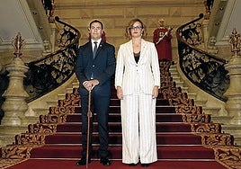 El lehendakari, Imanol Pradales, y la diputada general, Elixabete Etxanobe, en su llegada a la recepción foral de San Ignacio.
