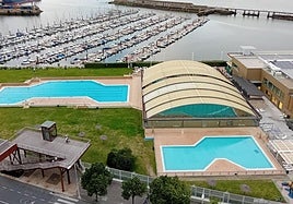 Los grupos proponen habilitar en las piscinas una pasarela accesible sobre la franja de césped que tiene baldosas.