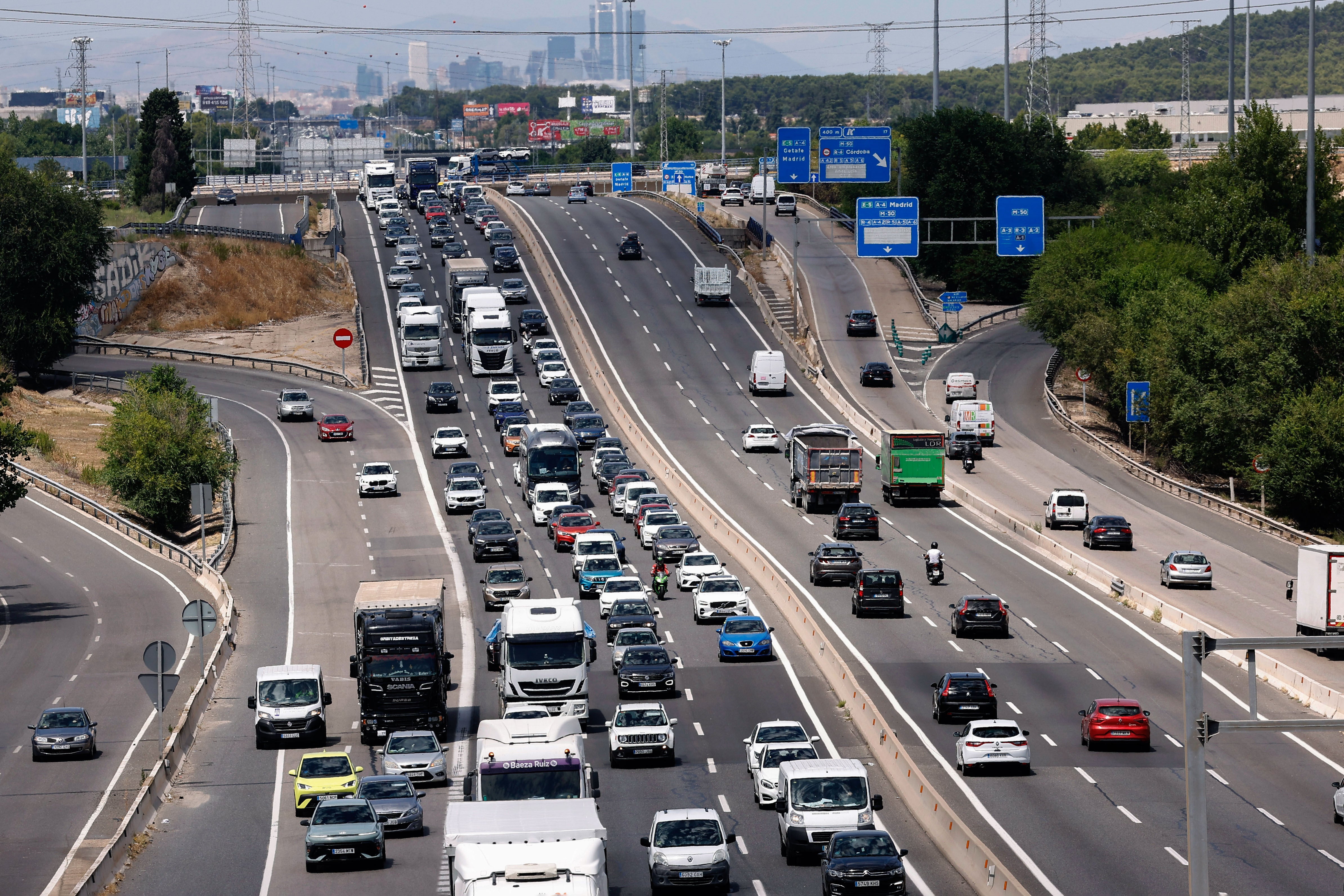 Vista del tráfico este jueves, en la Nacional IV en Madrid, donde comenzó la operación especial de tráfico con motivo del puente de Santiago.