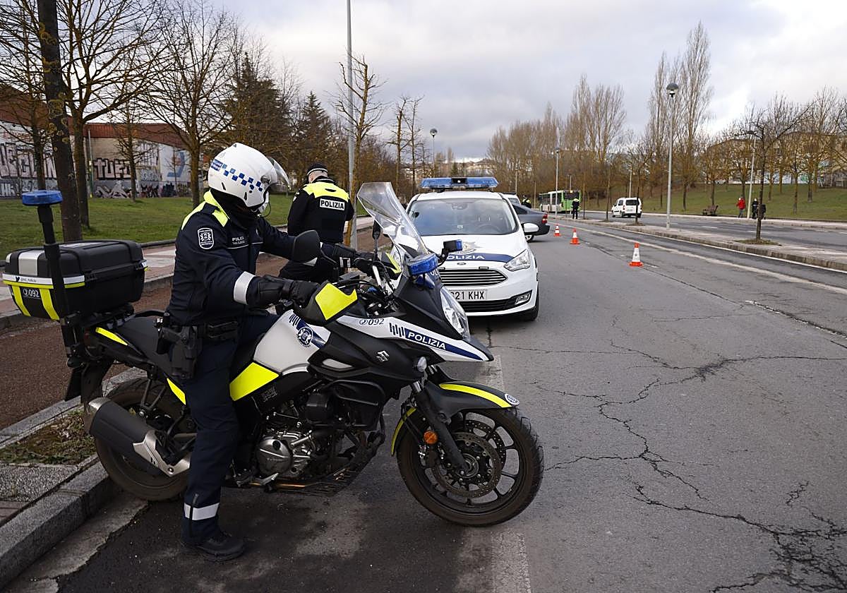 Agentes de la Policía Local de Vitoria, en un control de tráfico.
