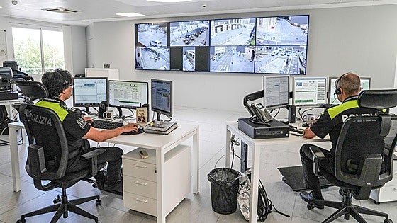 'Videowall' con pantallas 4K, imágenes de dron... así es el nuevo centro de control de la Policía Local de Vitoria