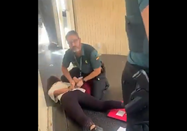 La directora del grupo detenida e inmovilizada por los agentes