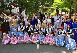 Los integrantes del grupo durante el Bizkaiko Dantzari Eguna de Bilbao en 2018.