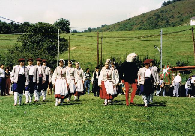 Imagen de archivo de la representación del baile de San Pedro Zarikete en Bolumburu, en 1996.