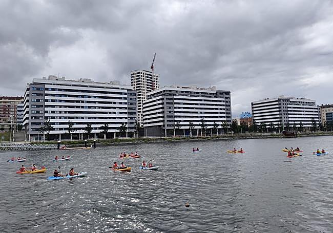 Los paseos en piragua han partido desde en pantalán y han recorrido parte de la ría.
