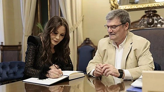 Catherine Zeta-Jones visita a Aburto en el Ayuntamiento