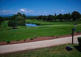 El terreno de juego está ubicado entre numerosos hoyos de golf.