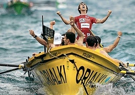 Gorka Aranberri, patrón de Orio, celebra el triunfio en una regata con sus remeros.