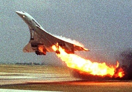 El avión, ardiendo pocos segundos después de despegar y antes de estrellarse.