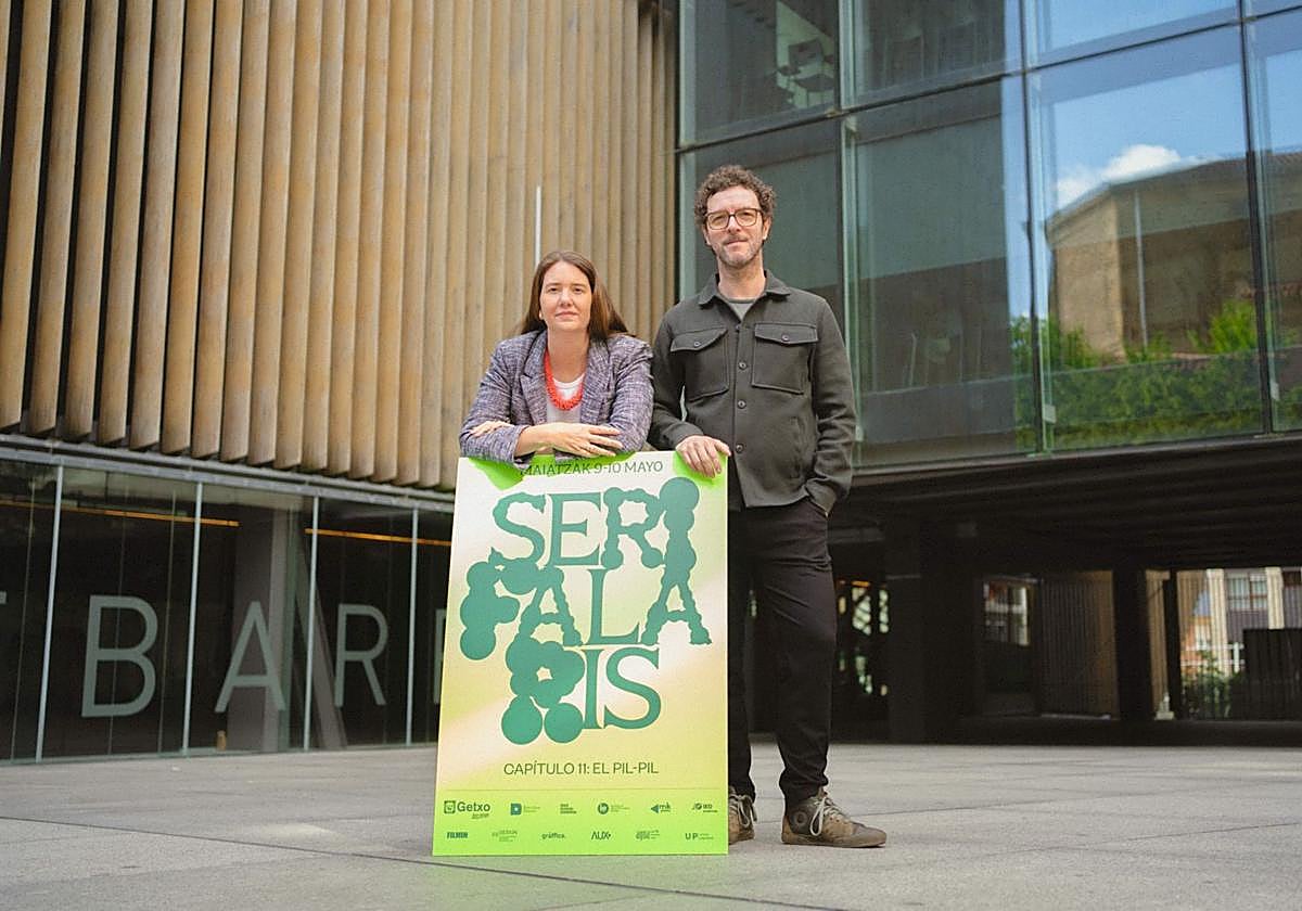Marina Goñi y Peio Atxalandabaso con el cartel ganador del premio.