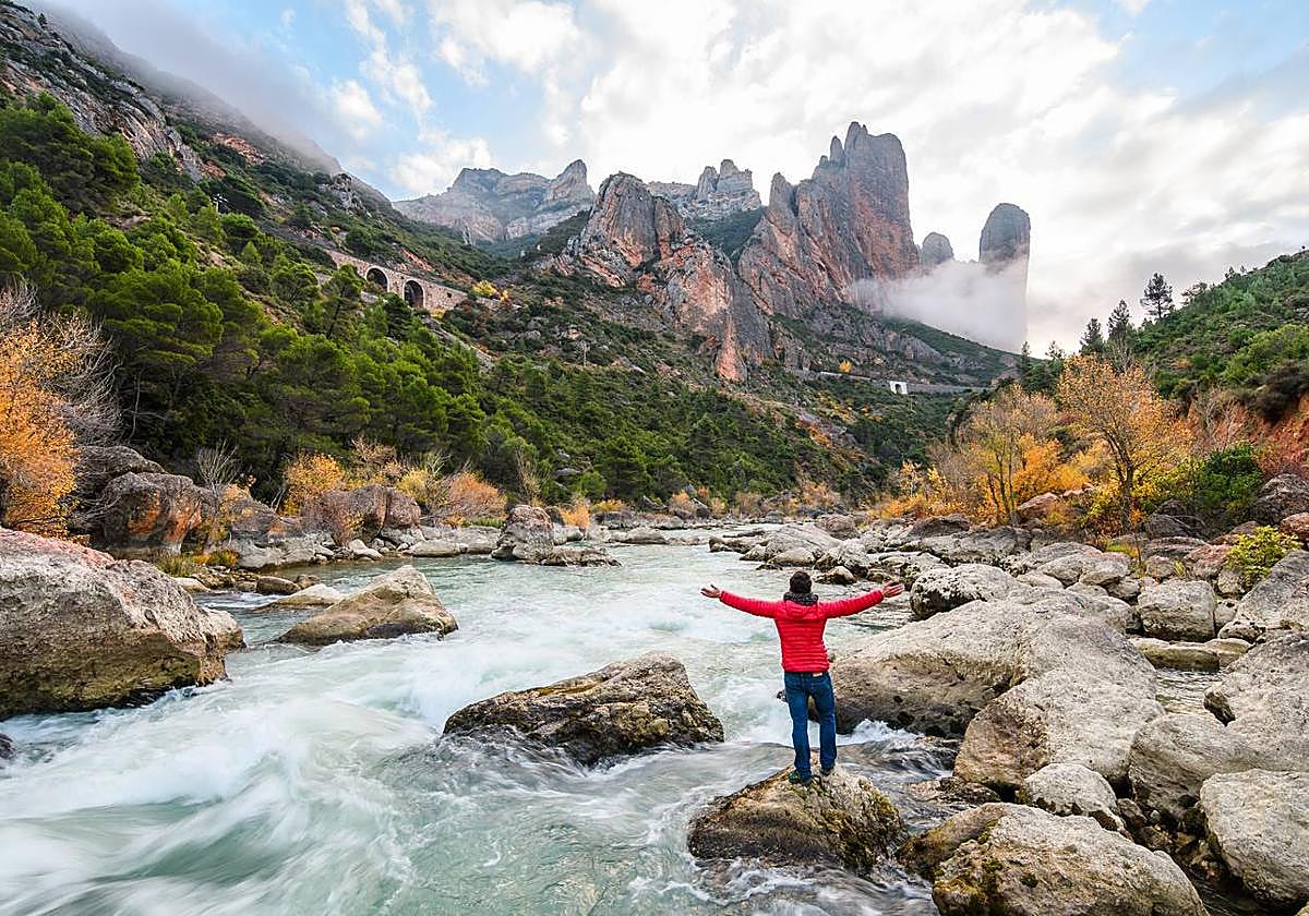 El sobrecogedor perfil de los Mallos de Riglos y el río Gállego que serpentea a sus pies.