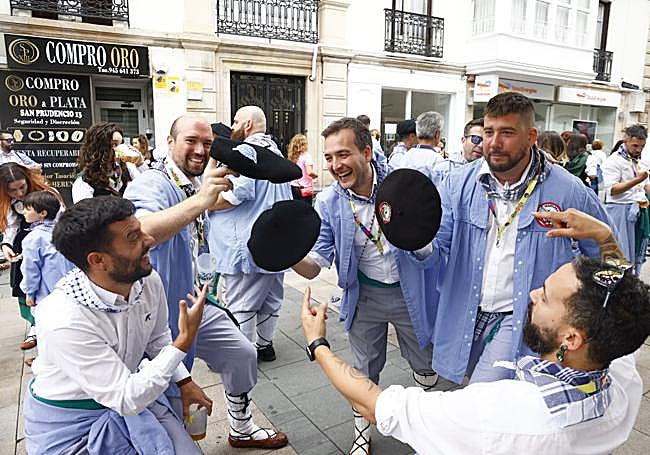 Alberto, Víctor, Óscarf, Javier y su tocayo juegan y giran las txapelas.