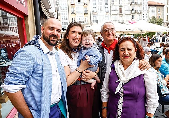 Jon Ander, Mercedes, Javi y Ana junto a Mikel, «la estrella de la familia».