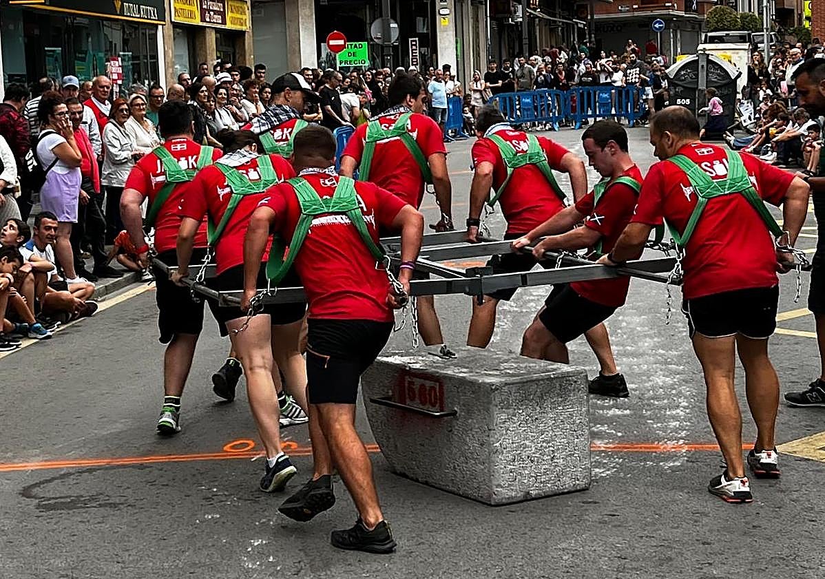 Imagen principal - Jasoka, el equipo de herri kirolak de Arrigorriaga se exhibirá en Argentina