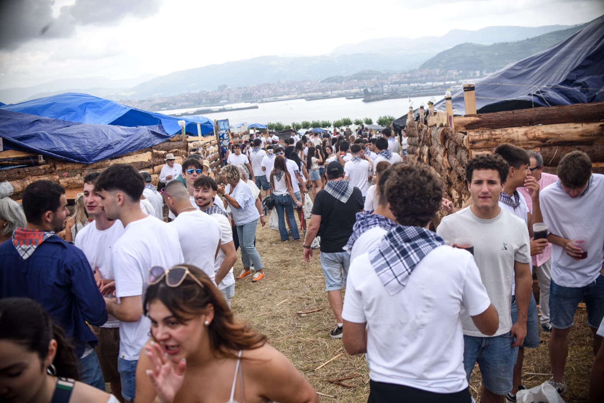 La imágenes del ambiente festivo en Aixerrota