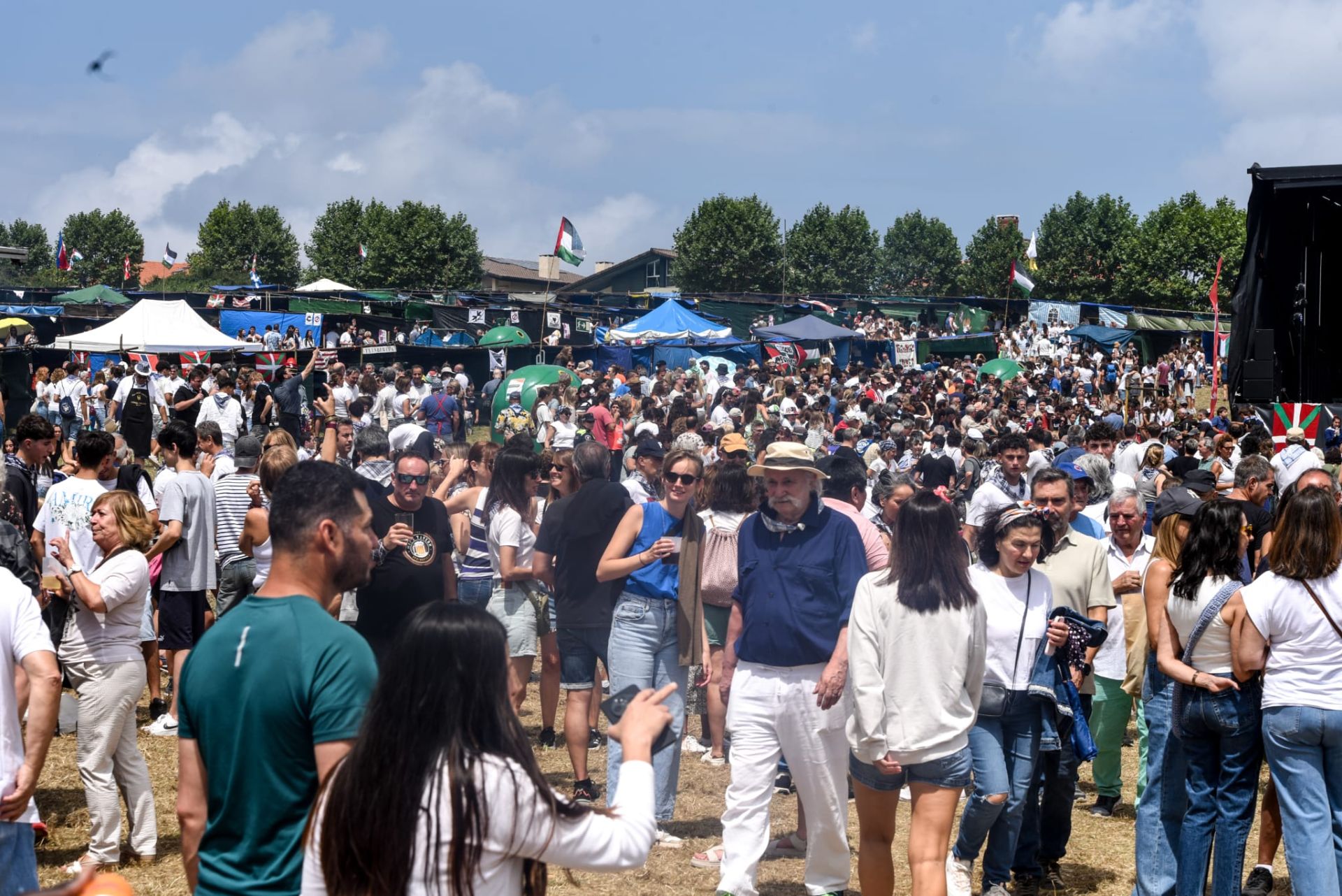 La imágenes del ambiente festivo en Aixerrota