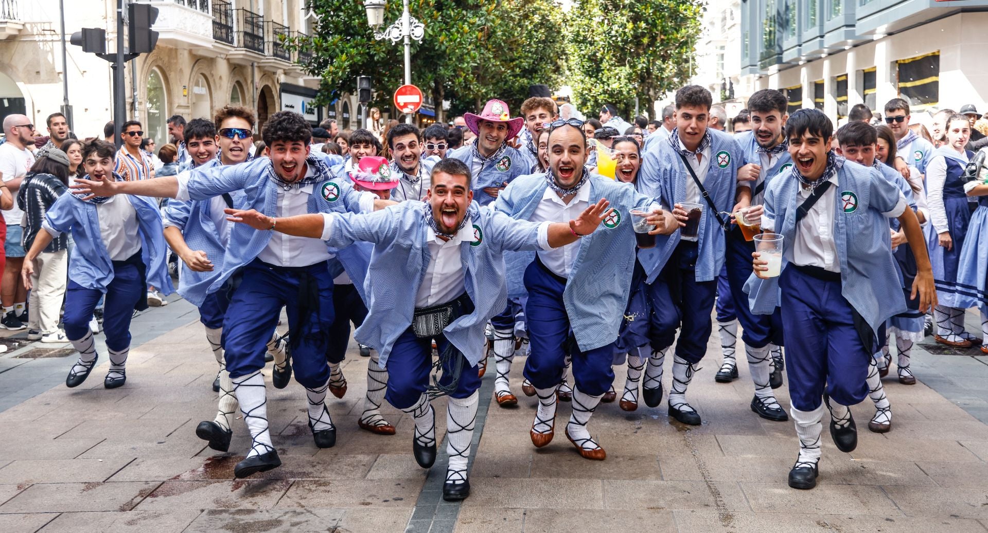 Búscate en el paseíllo de blusas y neskas de Vitoria