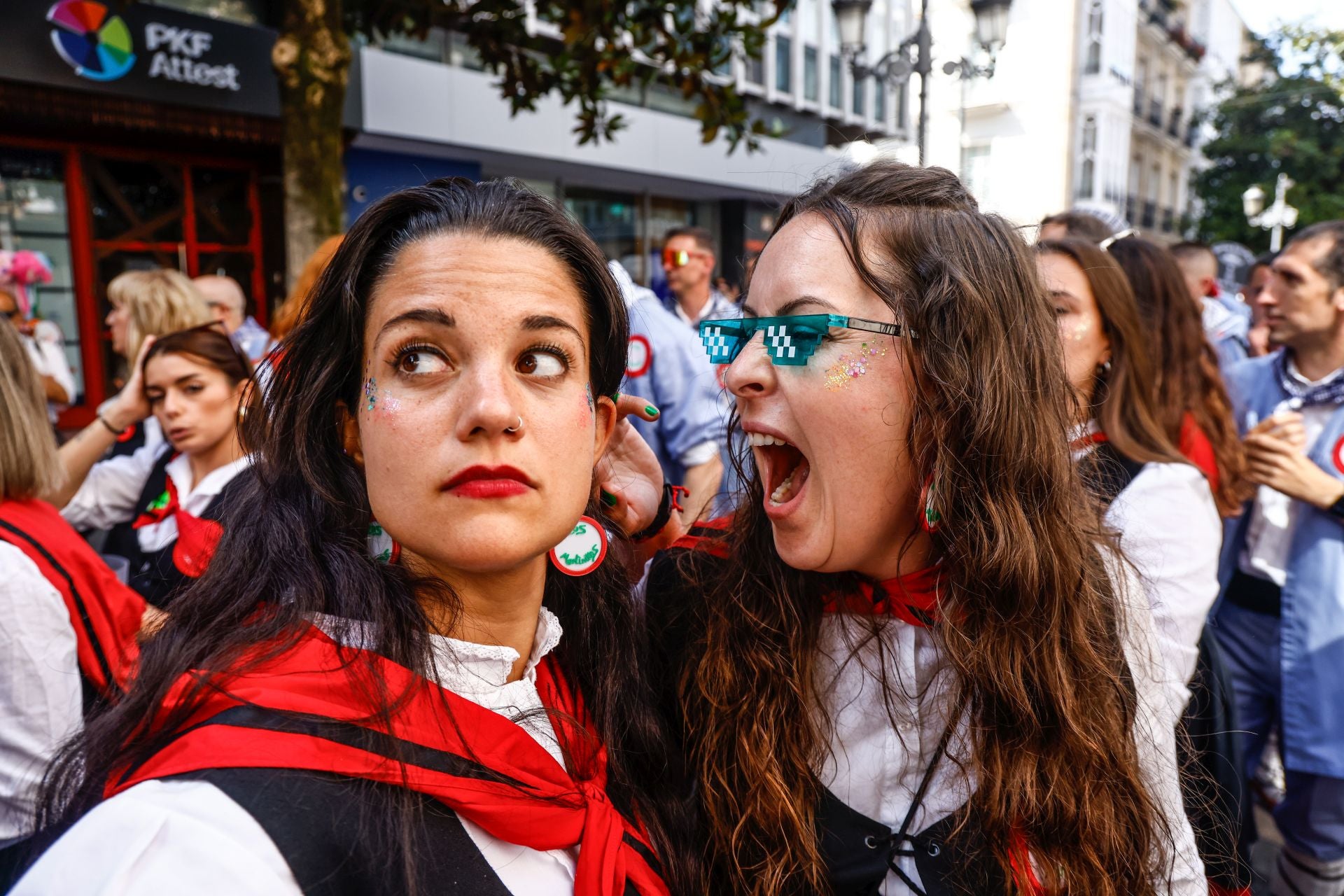 Búscate en el paseíllo de blusas y neskas de Vitoria