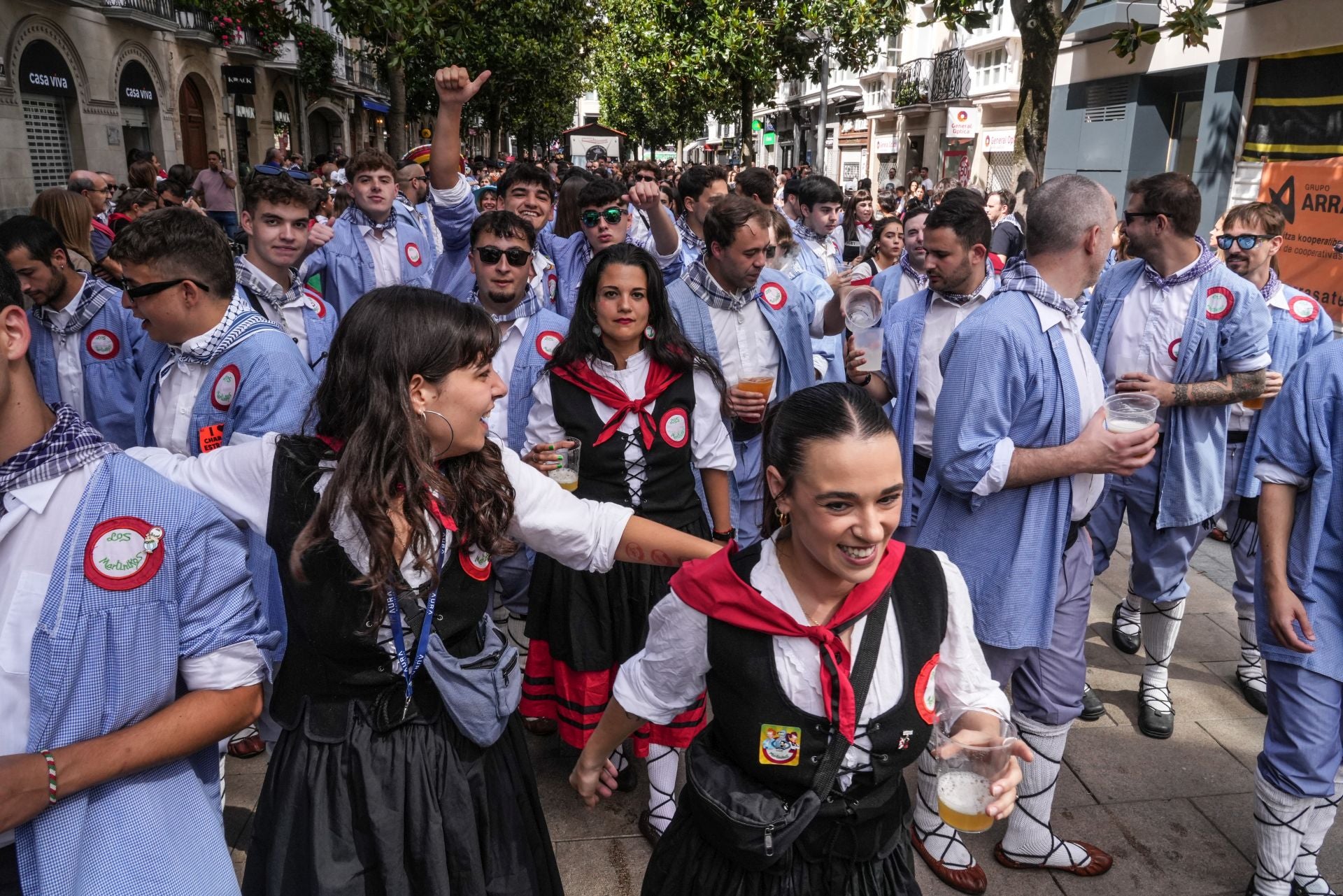 Búscate en el paseíllo de blusas y neskas de Vitoria