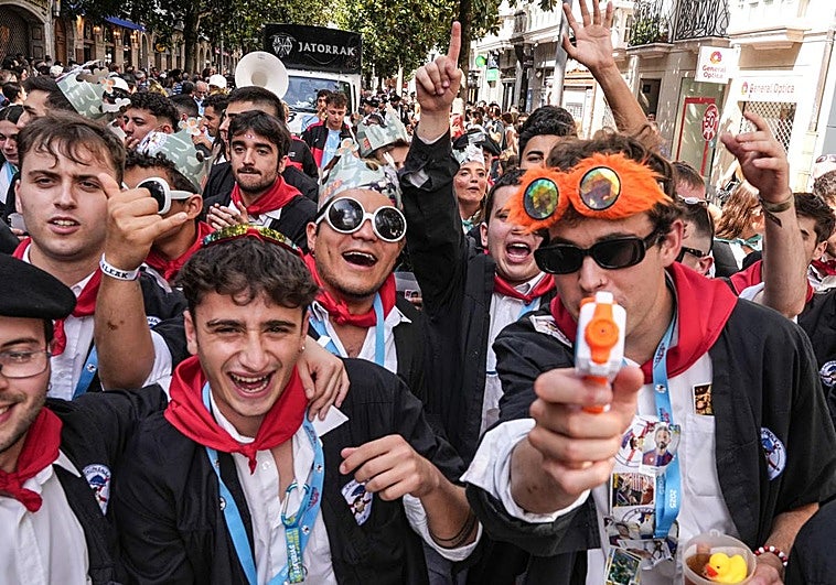 Blusas y neskas montan la fiesta en el paseíllo