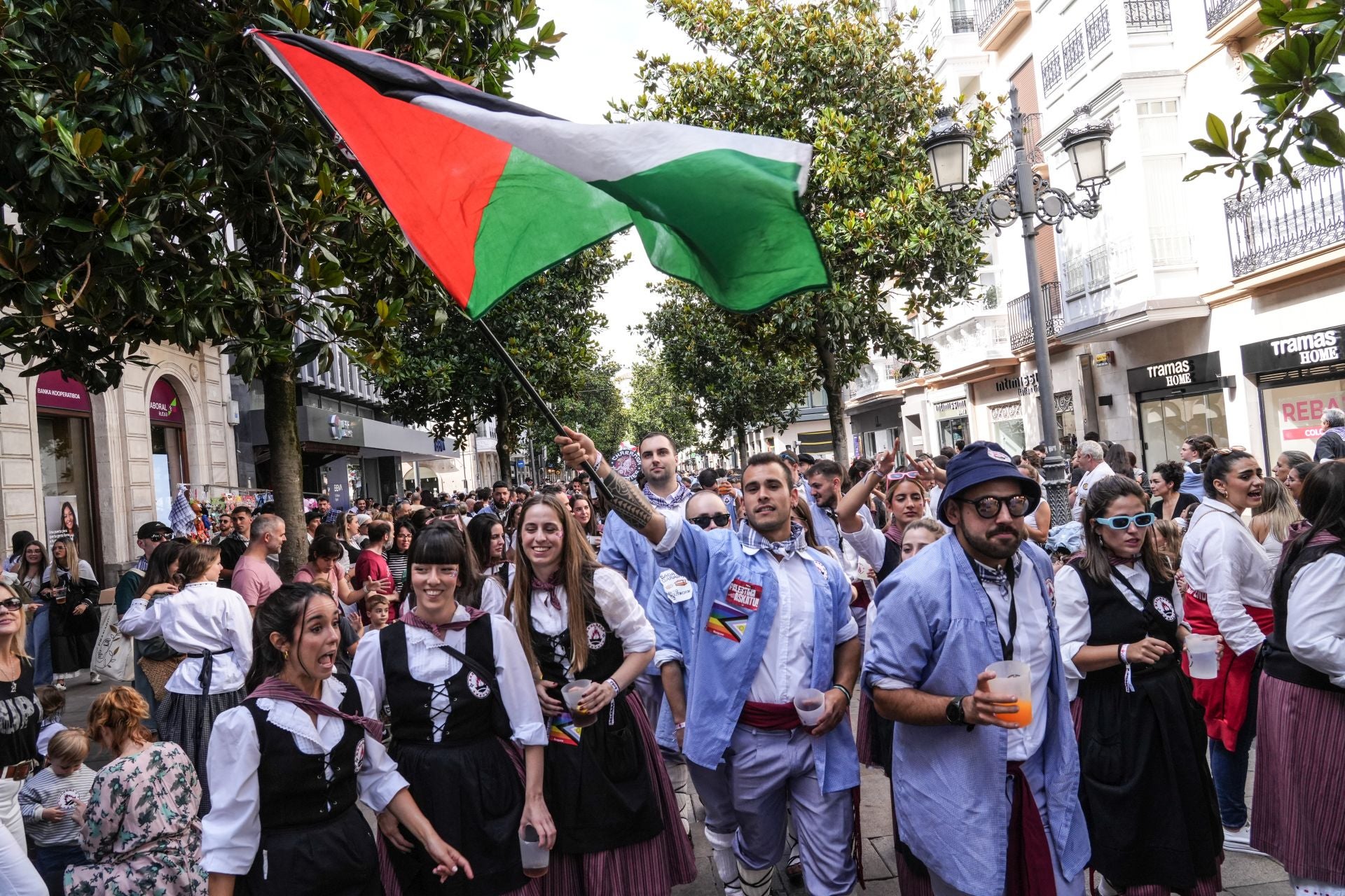 Búscate en el paseíllo de blusas y neskas de Vitoria