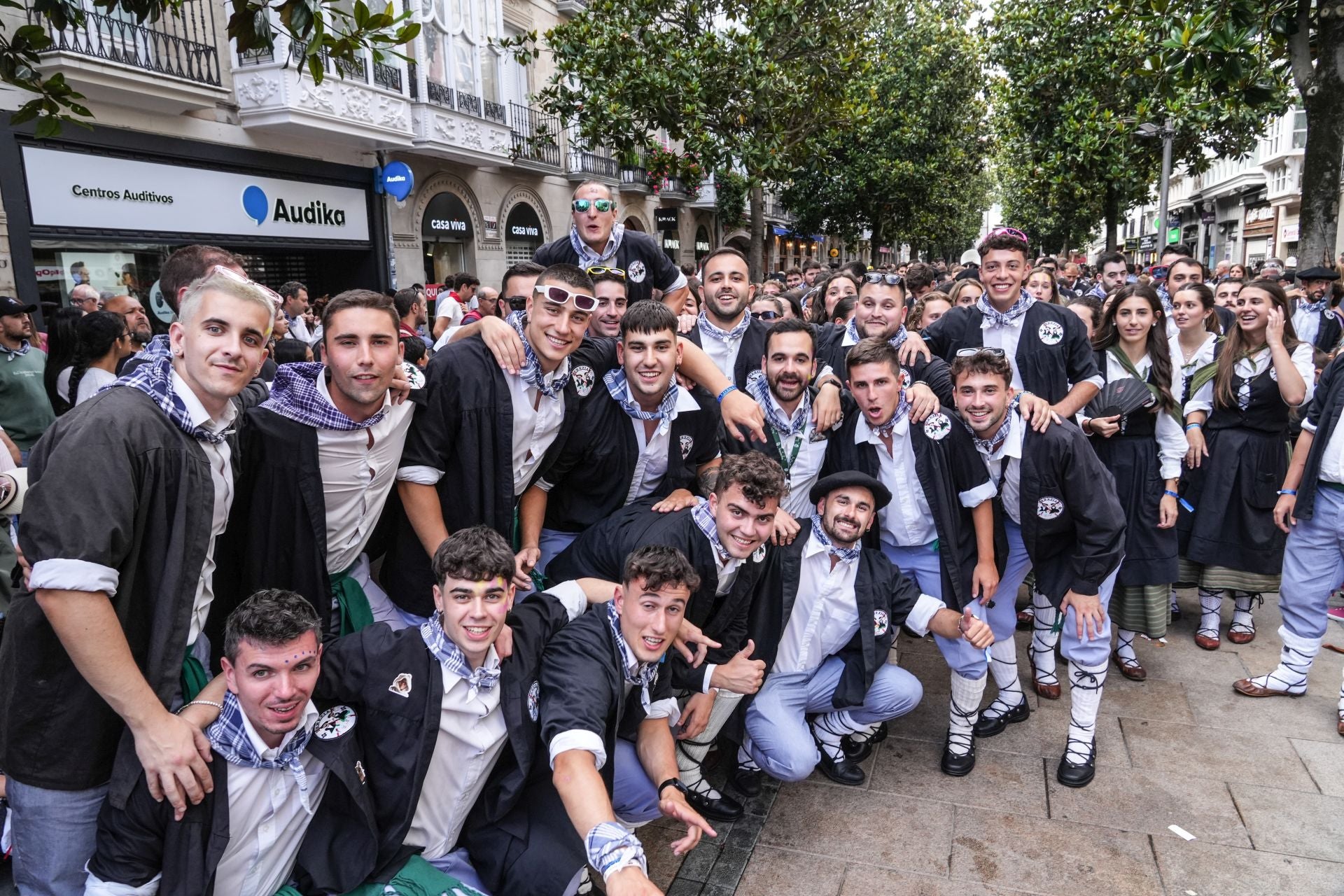 Búscate en el paseíllo de blusas y neskas de Vitoria