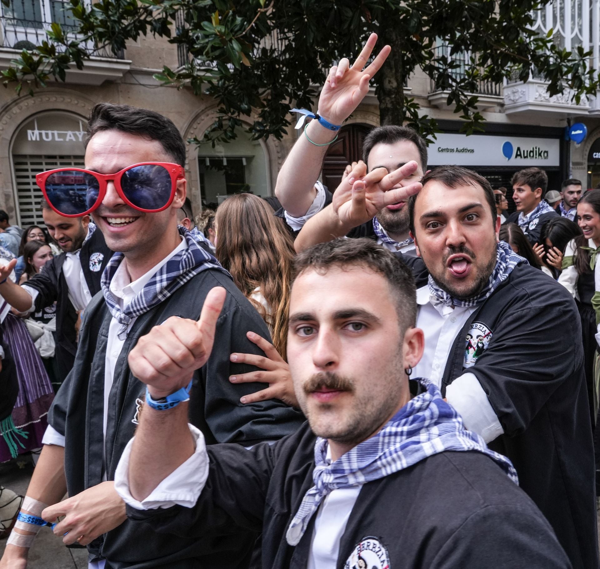 Búscate en el paseíllo de blusas y neskas de Vitoria