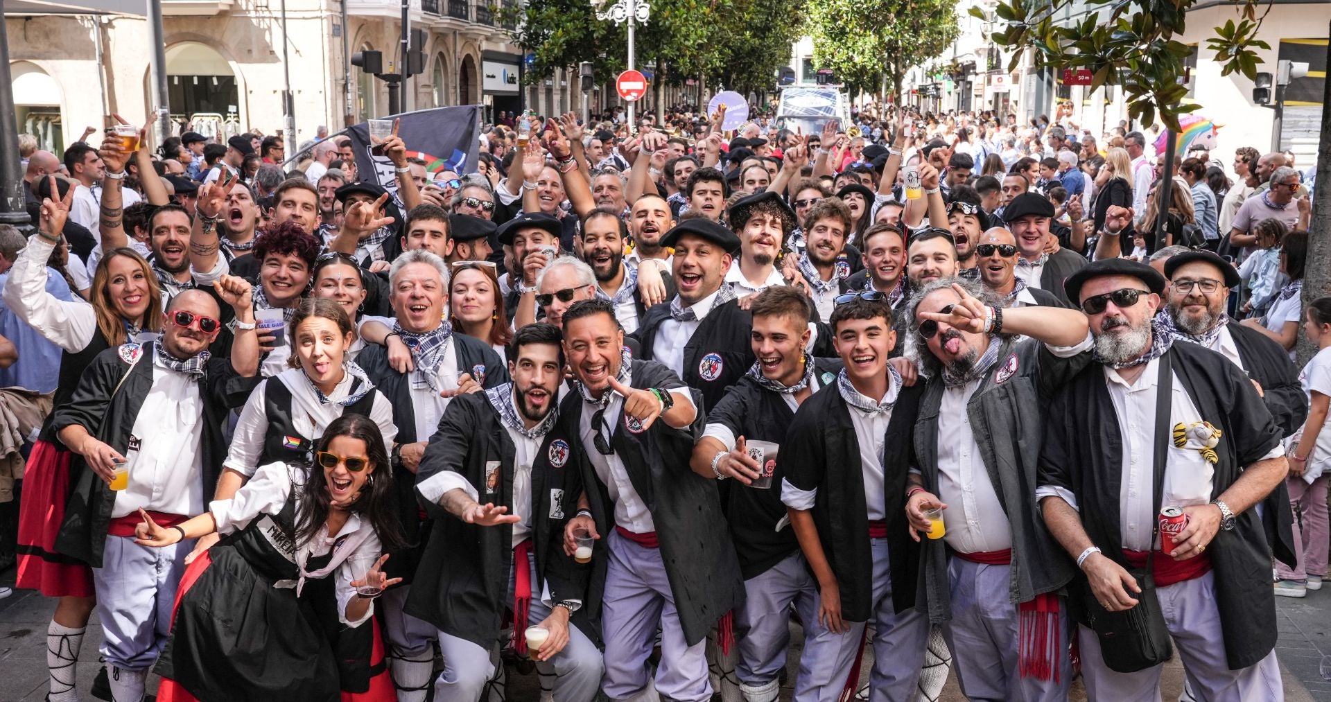 Búscate en el paseíllo de blusas y neskas de Vitoria